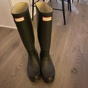 Women’s Size 8 matte Black tall hunter boots